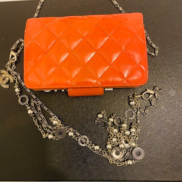 Chanel patent quilted diamond  crossbody. - Picture 3 of 16